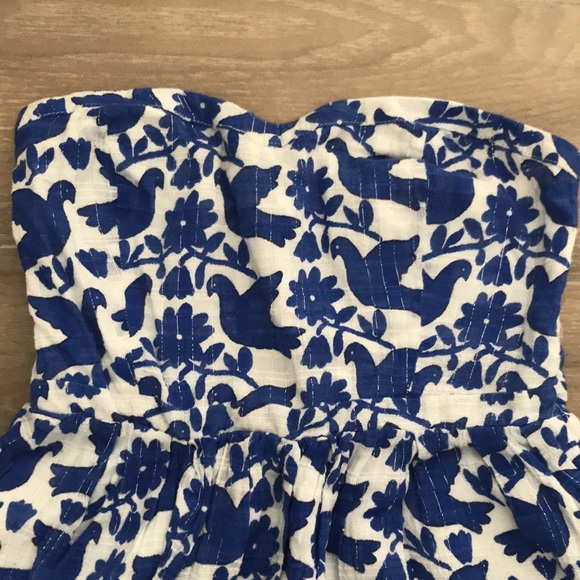 Small Strapless dress. Stays even in summer heat - Picture 2 of 5